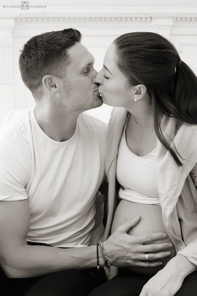 Long Island family photos of pregnant mom