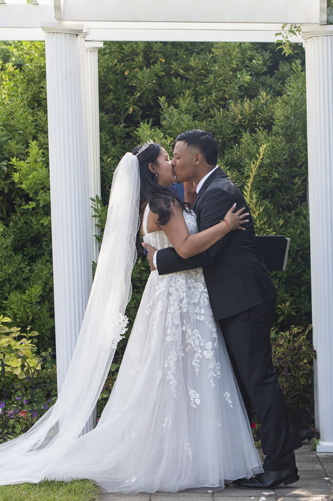 intimate Queens Botanical Garden wedding ceremony