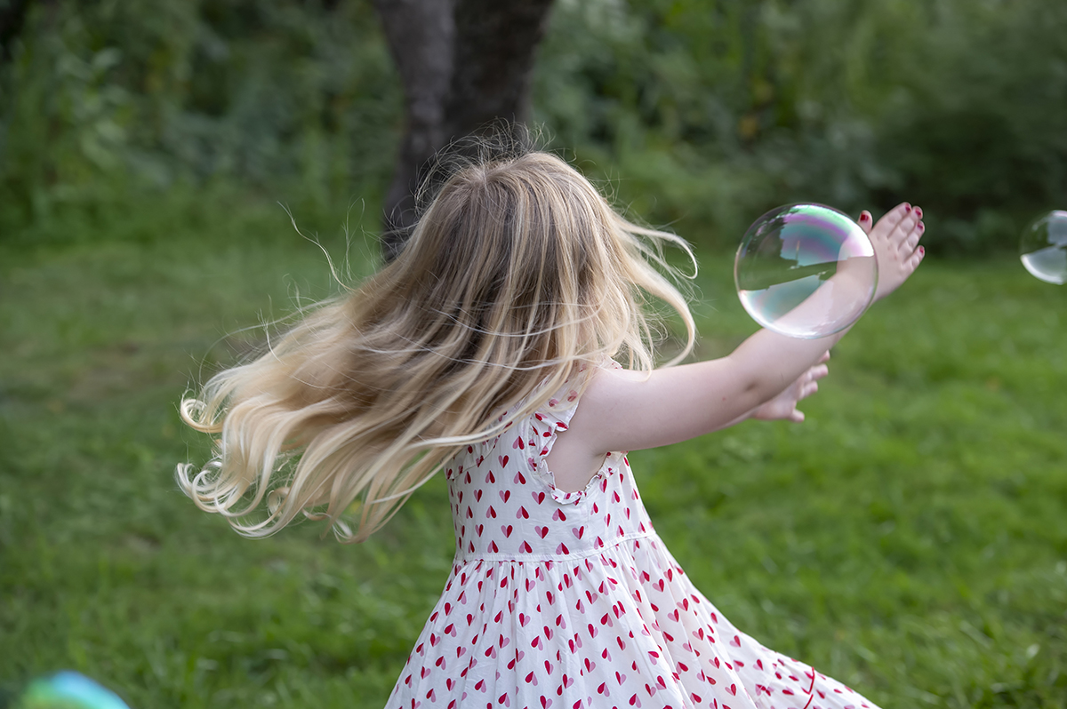 kids playing with bubbles during fall family photos in Arlington, VA