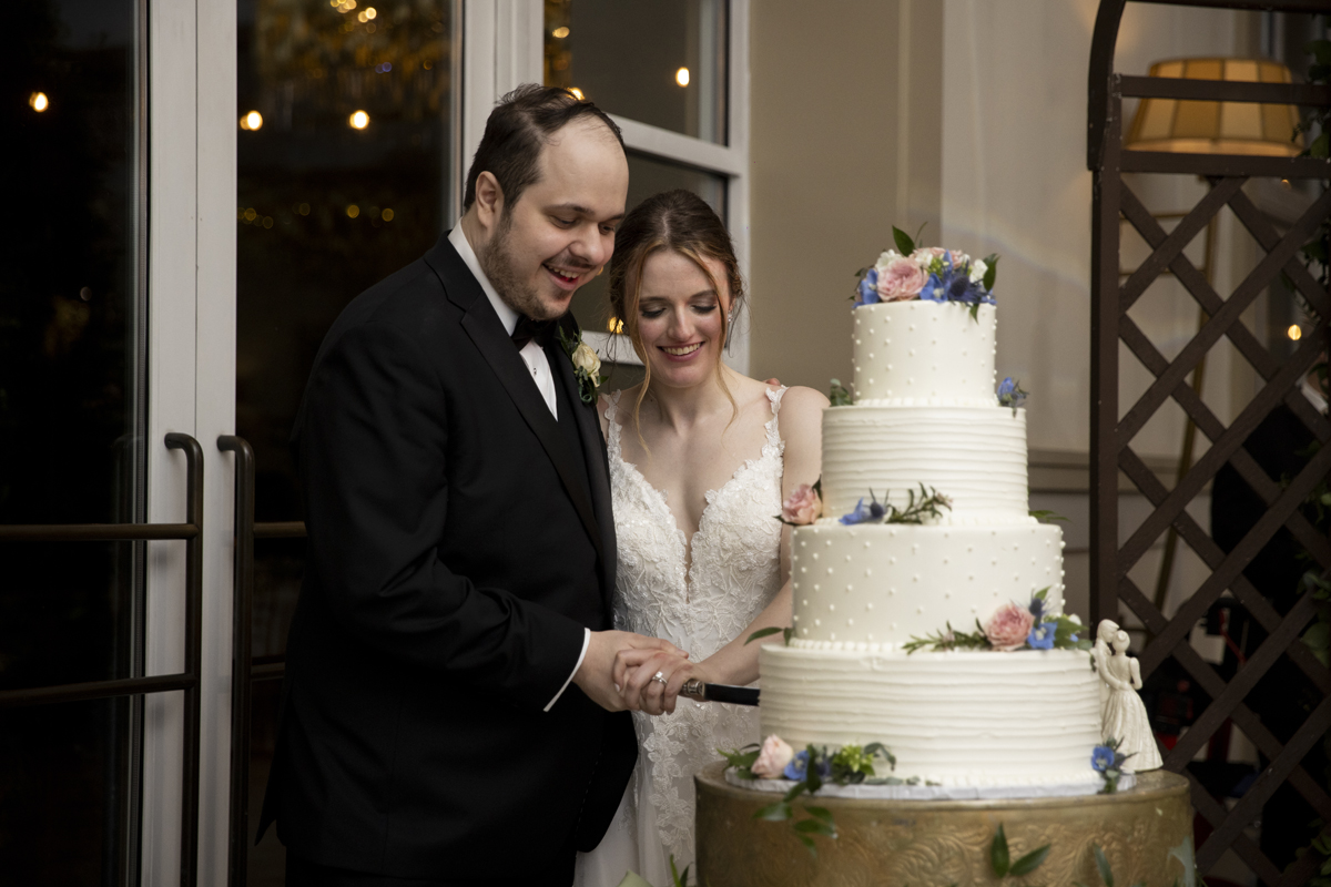 cake cutting at Stone House at Stirling Ridge wedding